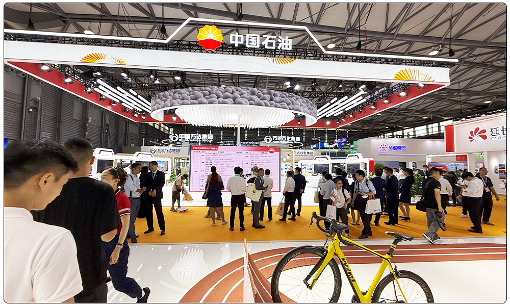 2026中国国际化工展览会现场照片 - 展馆入口人潮涌动