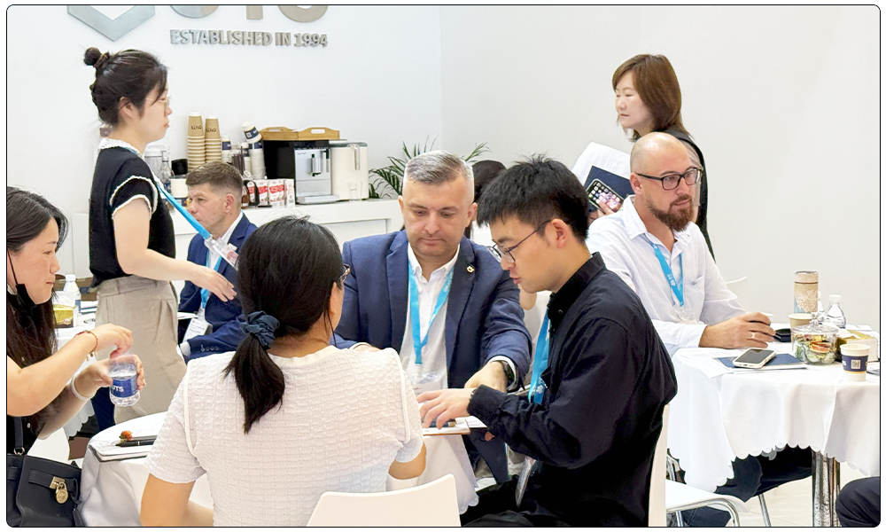 2026中国国际化工展览会现场照片 - 展位洽谈区交流热络